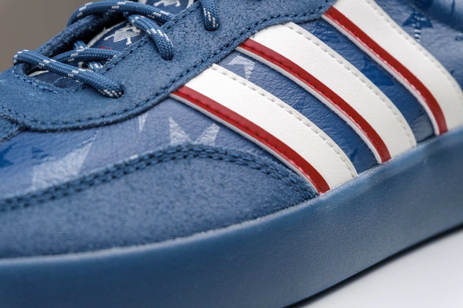 Iconic shoe three stripes detail